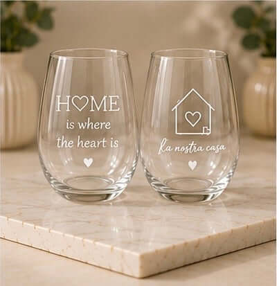 Bicchiere acqua personalizzato da 42,5 cl: due esempi con scritte “Home is where the heart is” e “La nostra casa”, cuori e una casetta